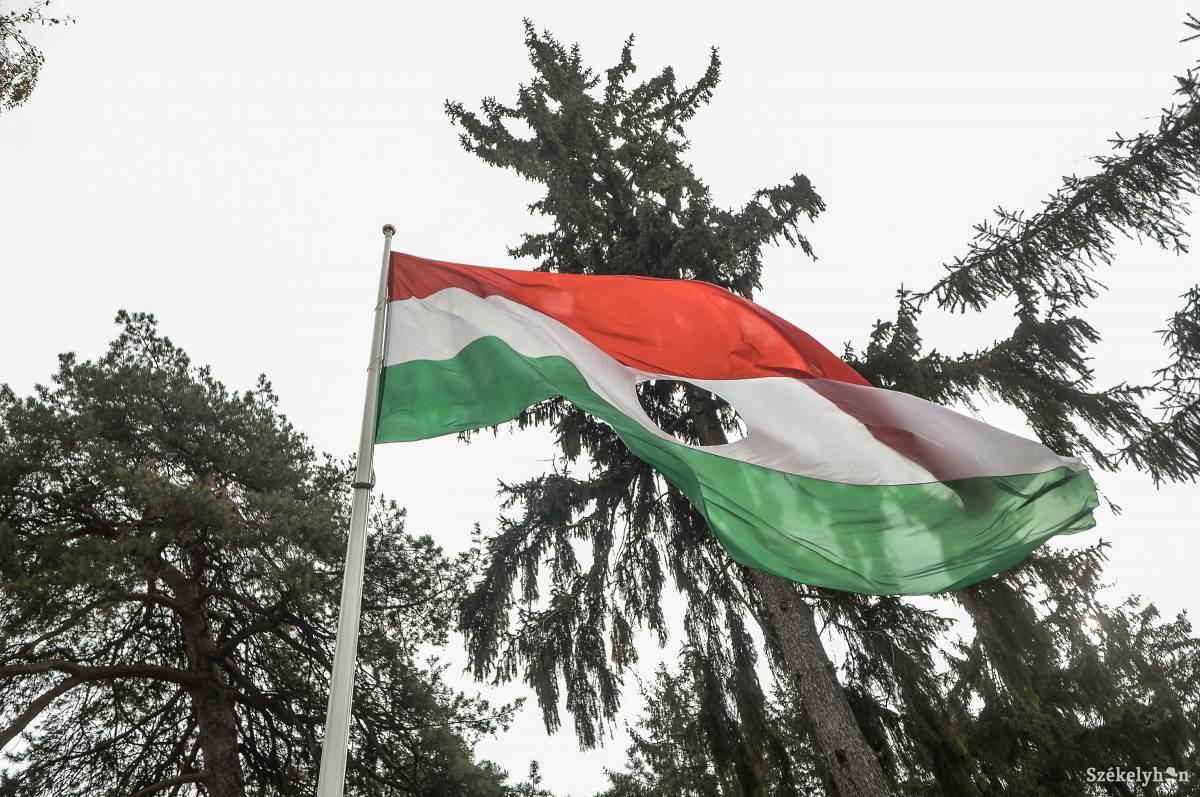 A pesti srácok tiszteletére a forradalmi, lyukas nemzeti lobogóra cserélték a székely zászlót •  Fotó: Barabás Ákos