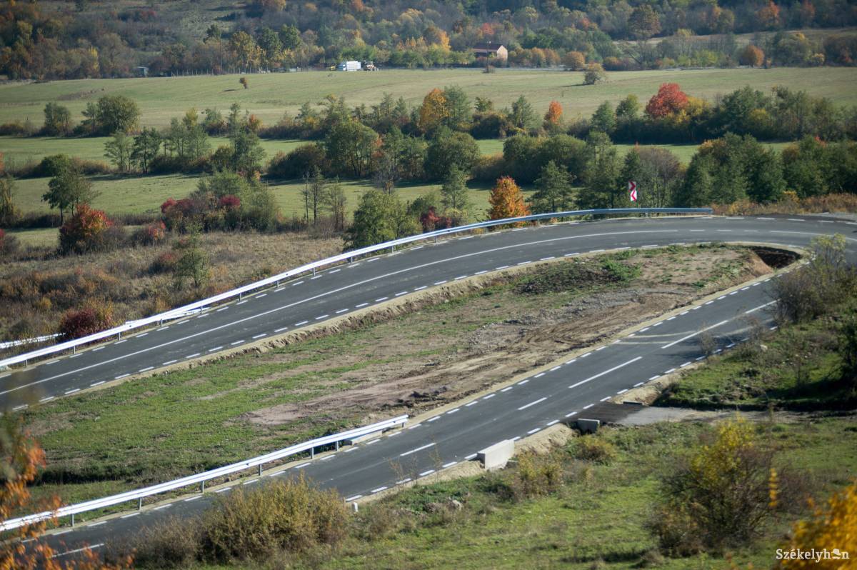 Megvalósult a sok évig halasztgatott projekt. Aszfaltozott úton juthatunk el Korondról Atyhába •  Fotó: Barabás Ákos