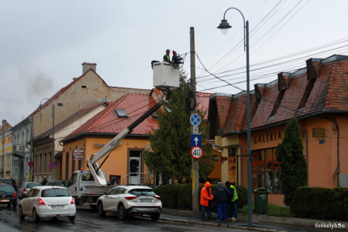 Lebontották a régi hálózatot. Hétfőn több székelyudvarhelyi utcában majdnem egész nap nem volt áram •  Fotó: Pál Árpád