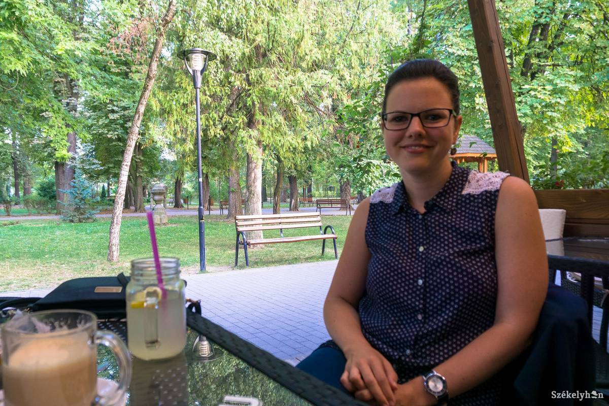 Kénesi Kinga az Udvarhelyi Híradó régi lapszámait fellapozva választott disszertációtémát •  Fotó: Dávid Anna Júlia