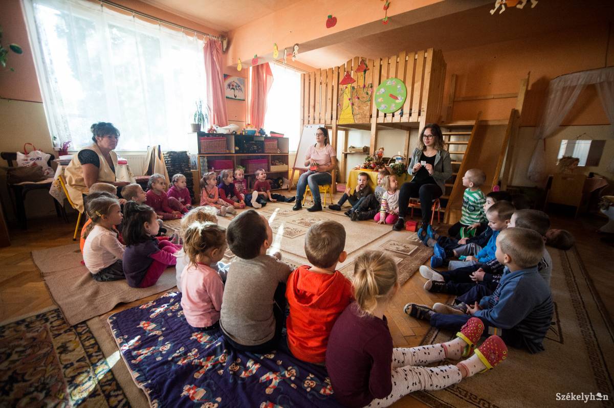 Angol nyelvleckéket is tartanak a keresztúri ovisoknak a külföldi önkéntesek •  Fotó: Barabás Ákos