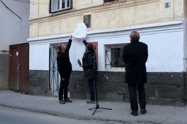 Emléktáblát avattak Magyari Lajos szülőházánál