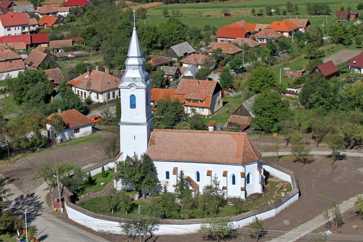 A felsőboldogfalvi református műemlék templomot veszi körül az emlékpark •  Fotó: Magyari Hunor