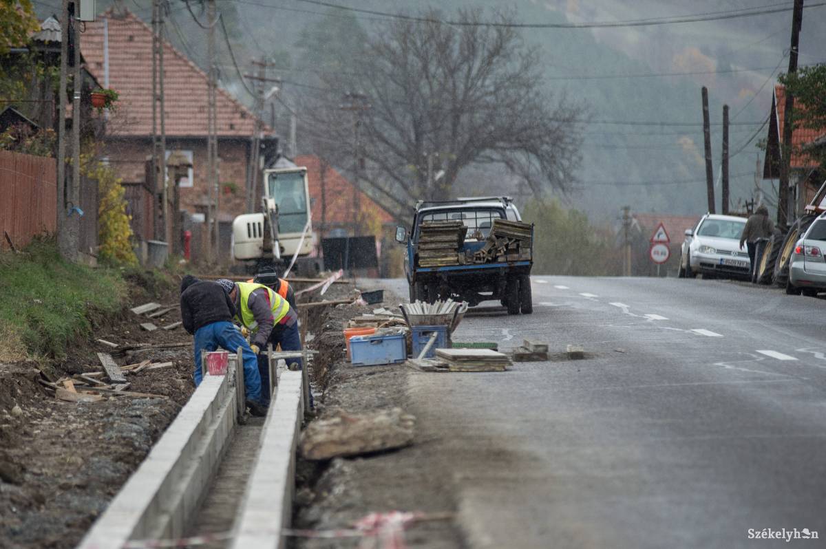 Csökkentik a veszélyt. Az út szintjénél magasabban lesz a járda •  Fotó: Barabás Ákos