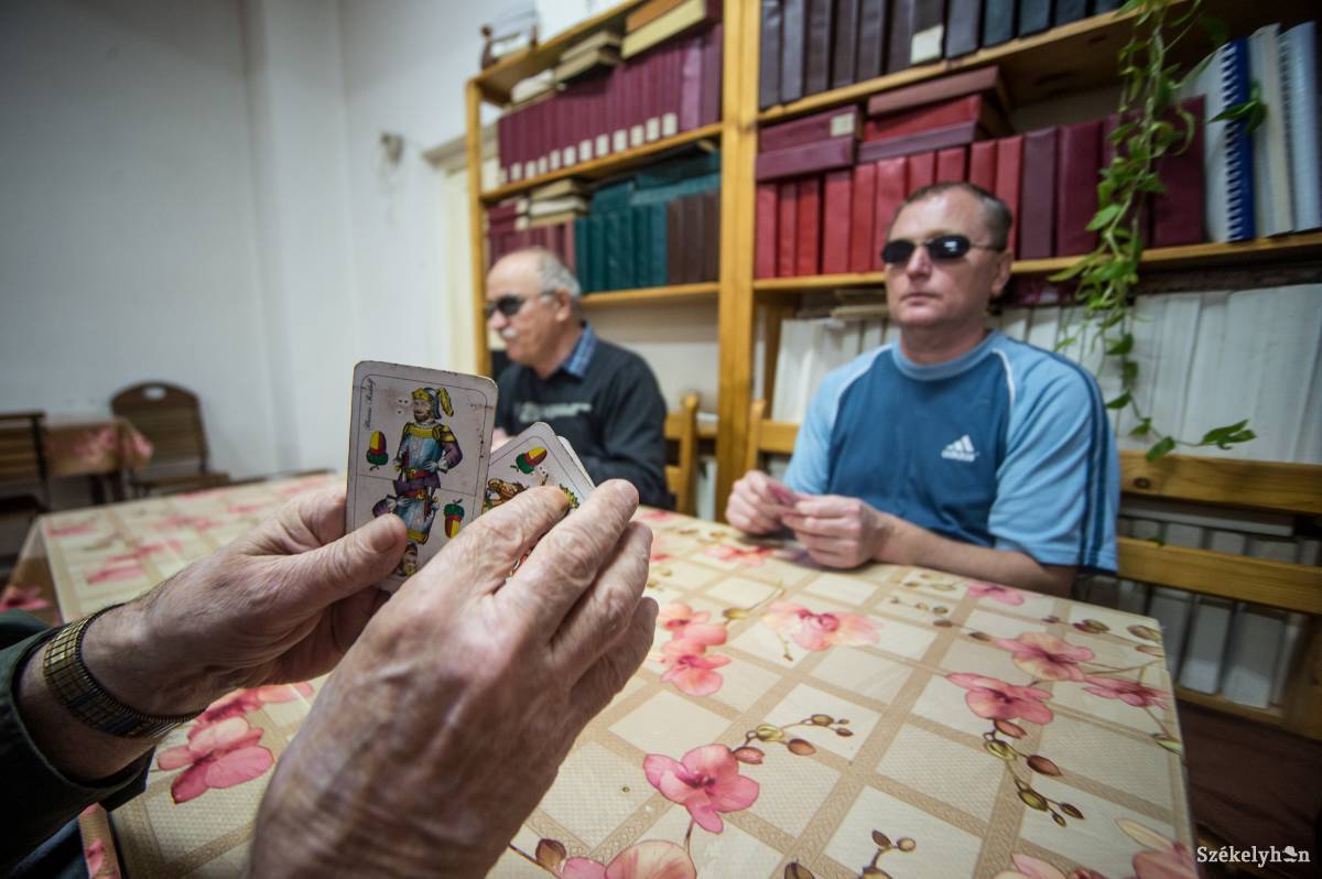 Kártyajáték másként. Itt nem lehet meglesni más kártyáit •  Fotó: Barabás Ákos