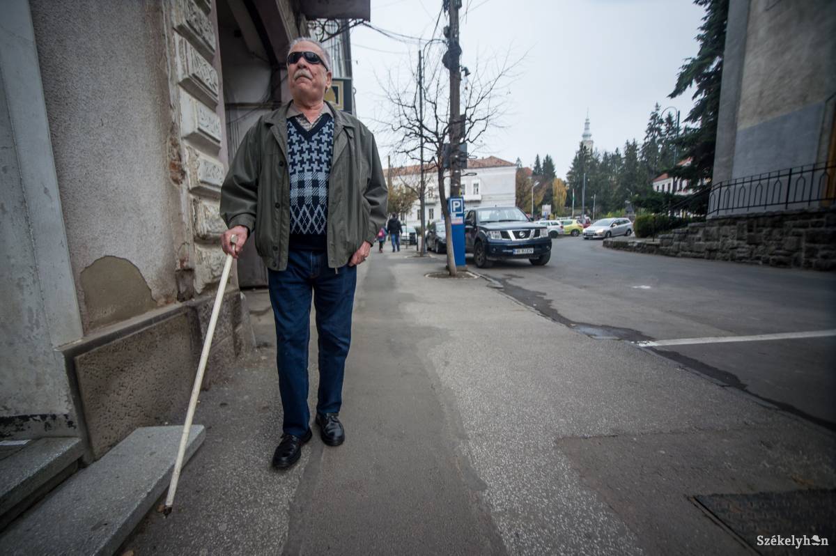 Fehér bot és napszemüveg, hogy a közlekedésben legyen látható a nemlátó •  Fotó: Barabás Ákos