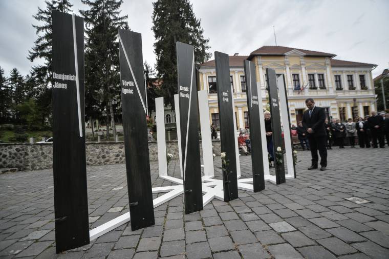 Térinstalláció és politikamentesség a megemlékezéseken