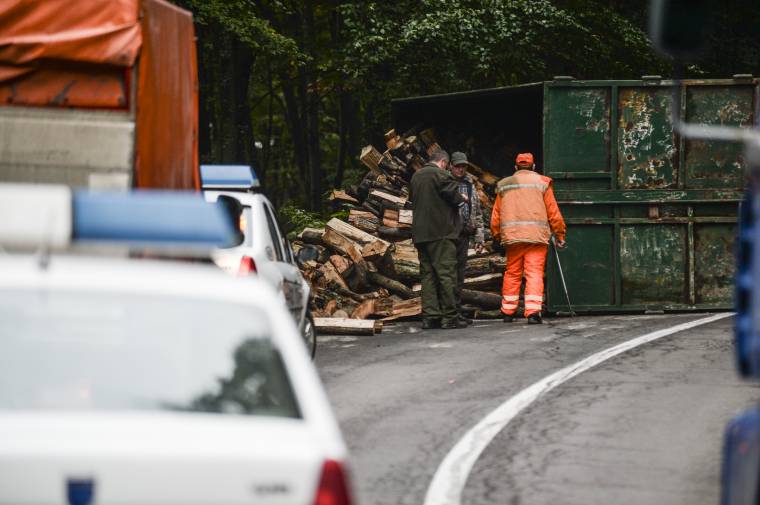 Felborult teherautó nehezíti a közlekedést a Cekenden