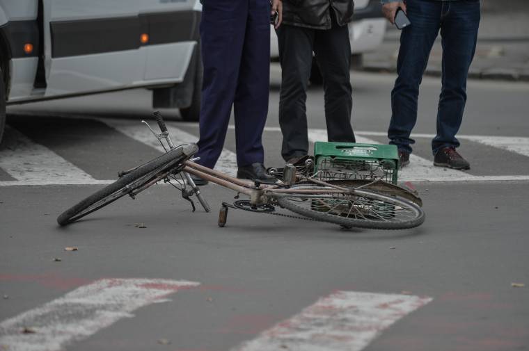 Nem állt meg az útkereszteződésben, elgázolták a kerékpárost