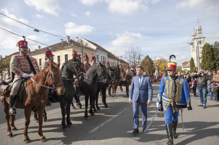 Autók helyett hagyományőrző huszárok foglalták el a városközpontot