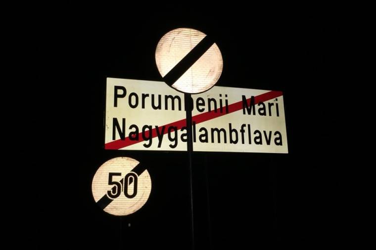 Ez történik, amikor a román cég lengyel alvállalkozóval gyártatja a magyar helységnévtáblákat