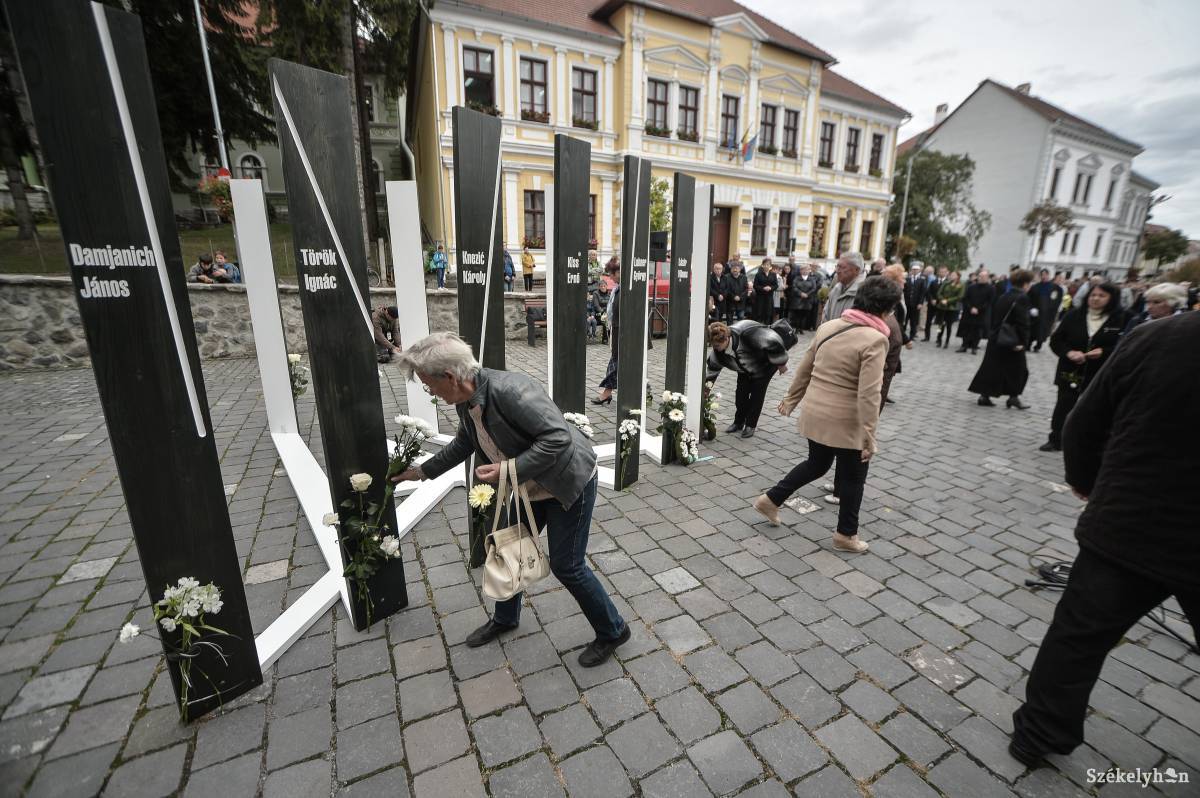A jelenlévők fehér virágokat helyeztek el a térinstalláción. Így emlékeztek a mártírokra •  Fotó: Barabás Ákos
