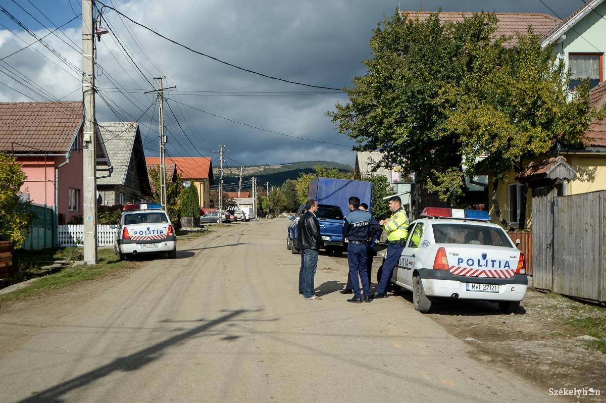 A porta előtt várakozva. Mindenki tehetetlen volt a házkutatási engedély megszerzéséig •  Fotó: Barabás Ákos