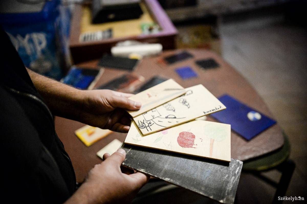 Tehetséges gyerekek is élnek a Rókaváron. Ezt tanúsítják a Barabás Erikánál készített rajzaik •  Fotó: Barabás Ákos