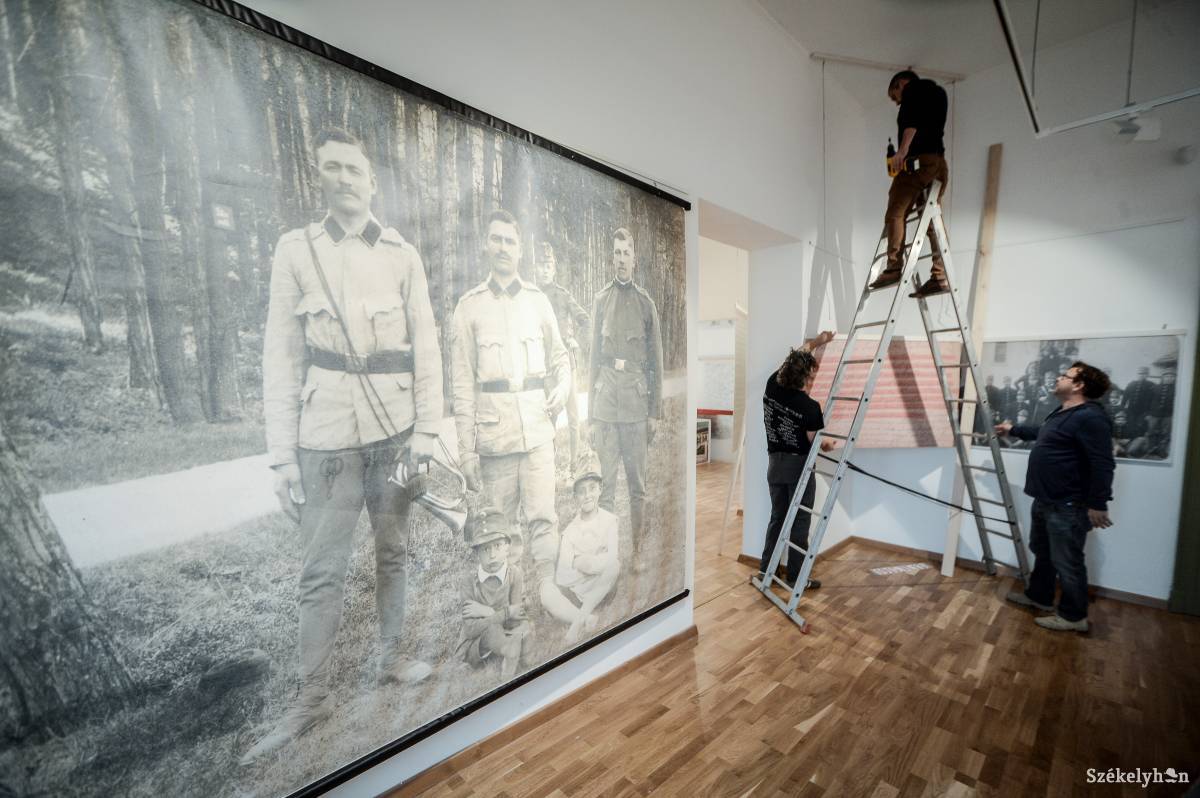 Készülőben a tárlat •  Fotó: Barabás Ákos