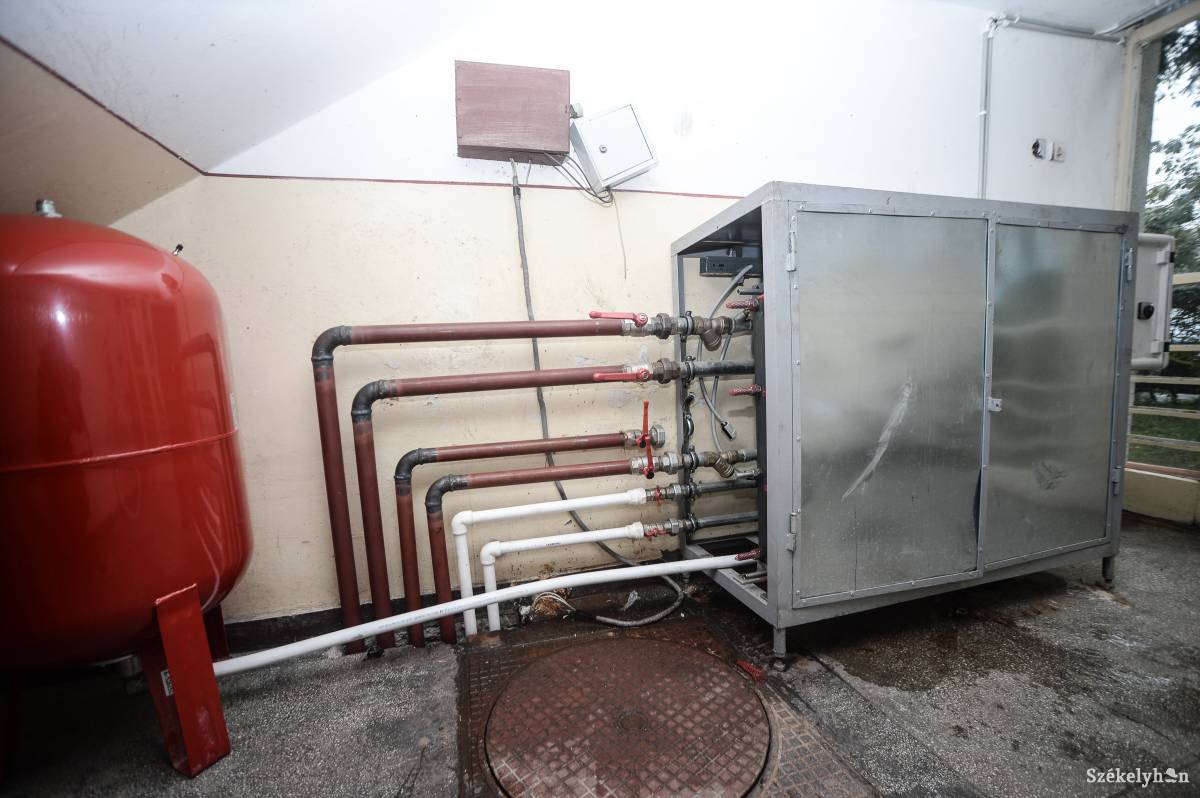 A hőmodulok beüzemelésekor jött a meglepetés: mindenhol folyt belőlük a víz, és a villamossági szerelés is hibás volt •  Fotó: Barabás Ákos