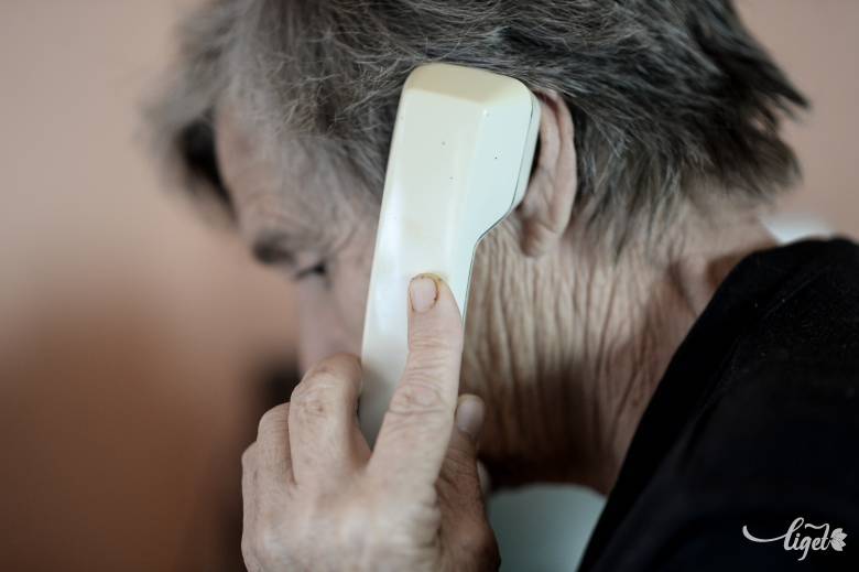 Egyre több idős telefonál azért, mert nehezen birkóznak meg a fájdalommal, a magánnyal, a „hogyan tovább •  Fotó: Barabás Ákos