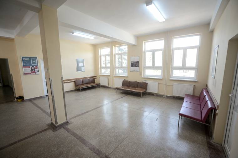 Mennyivel jobb fotón körbenézni a felújított járóbeteg-rendelőben, mint élőben, küldőpapírral