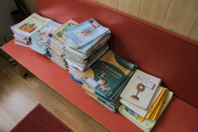 Tankönyvek hiányában kénytelenek voltak improvizálni a tanárok