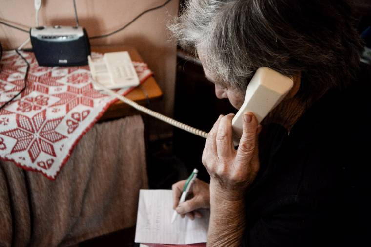 Az összes telefonkártyát megvásárolta a faluban az átverés áldozata