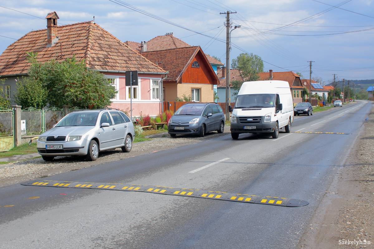 Biztonságos forgalom fekvőrendőrökkel? A sofőrök hiányolják a figyelmeztető táblákat és a fényvisszaverő festéket •  Fotó: Pál Árpád