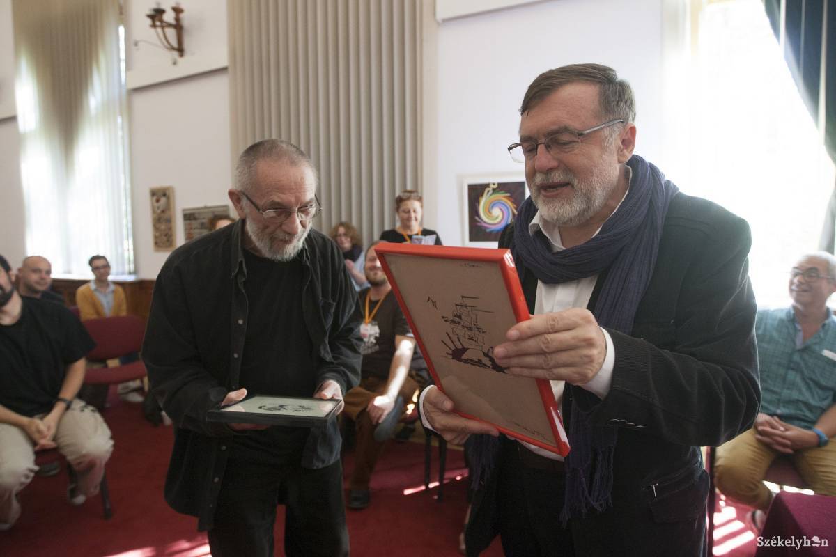 Megható pillanat. Biró Gábor udvarhelyi festő a drámaíró fiatalkori grafikáival lepte meg Matei Vișniecet •  Fotó: Haáz Sándor