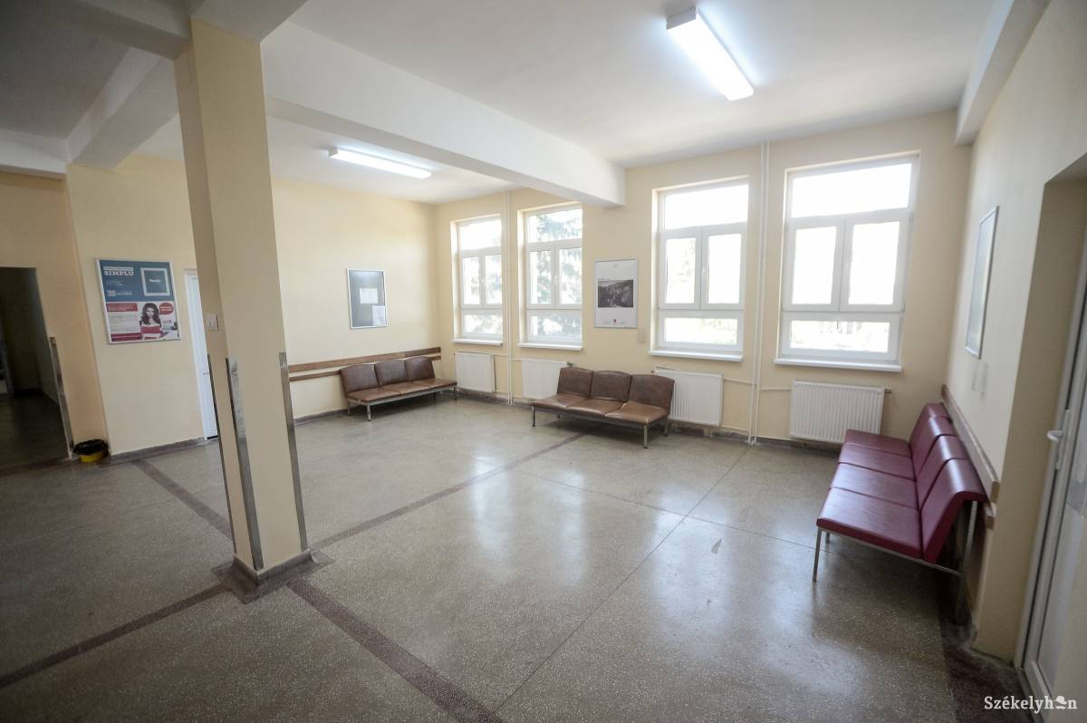 Az elavult bútorzatot, köztük a folyósok padjait is napokon belül kicserélik •  Fotó: Barabás Ákos