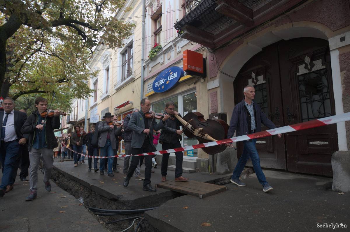 Az esemény mottójához híven több ezren zenéltek és táncoltak az Erdélyi Táncháztalálkozón •  Fotó: Haáz Sándor