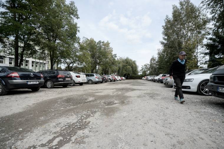 Inkább legyen foltos, mint használhatatlan a terelőúti parkoló