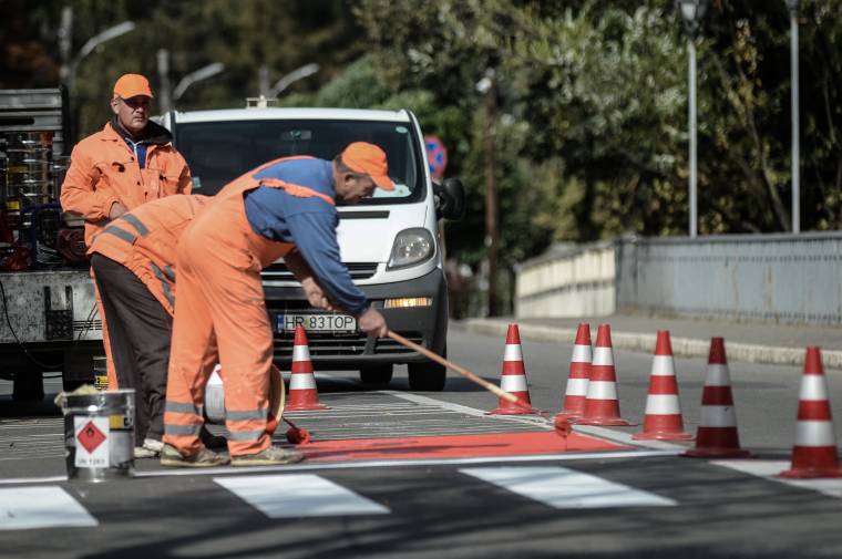 Csúszásgátló festékkel teszik biztonságosabbá az átkelést