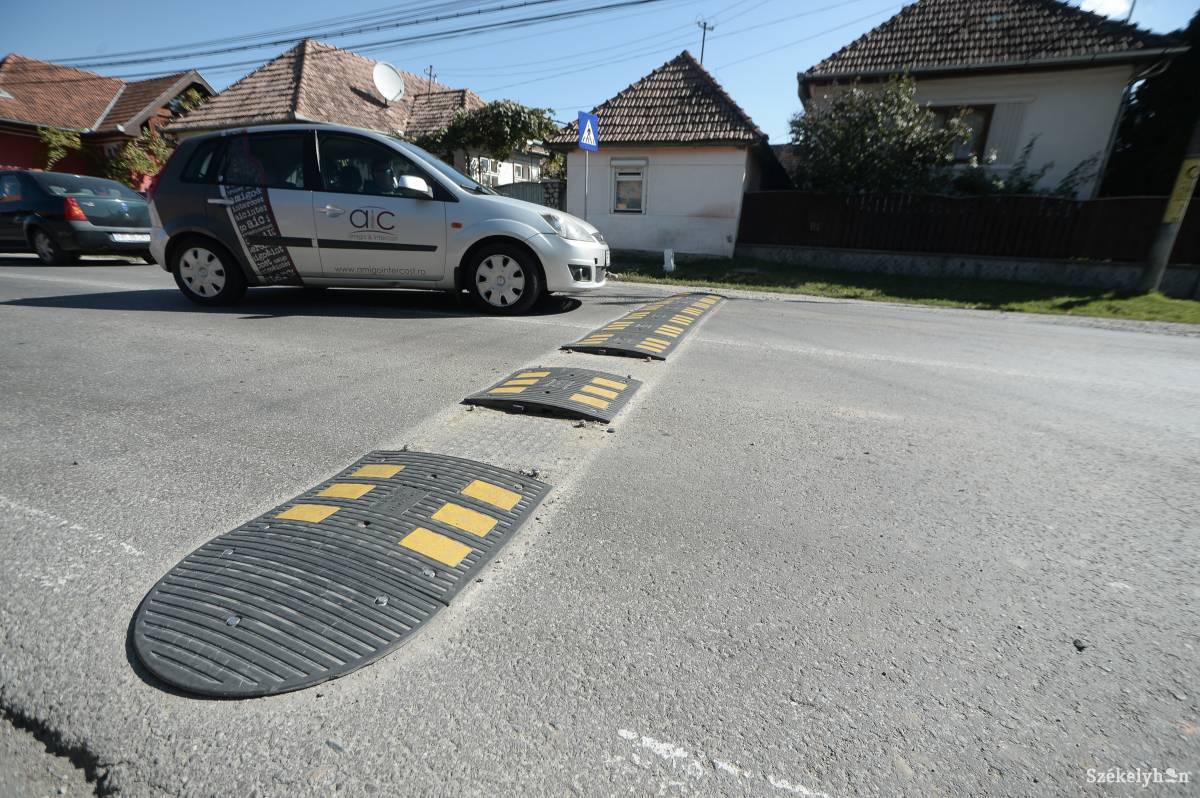 Fenyéden hamar megrongálódott a fekvőrendőr. Archív •  Fotó: Barabás Ákos