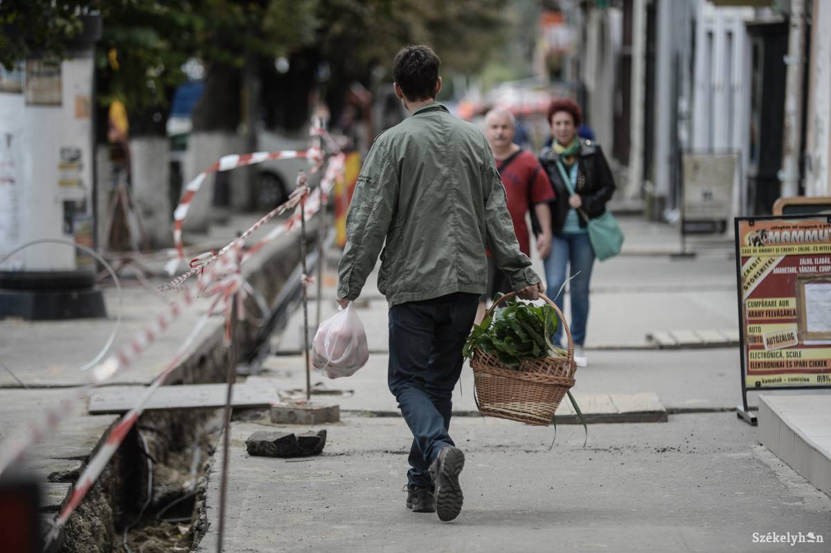 Üres kosárral érkeznek, tele kosárral távoznak •  Fotó: Barabás Ákos