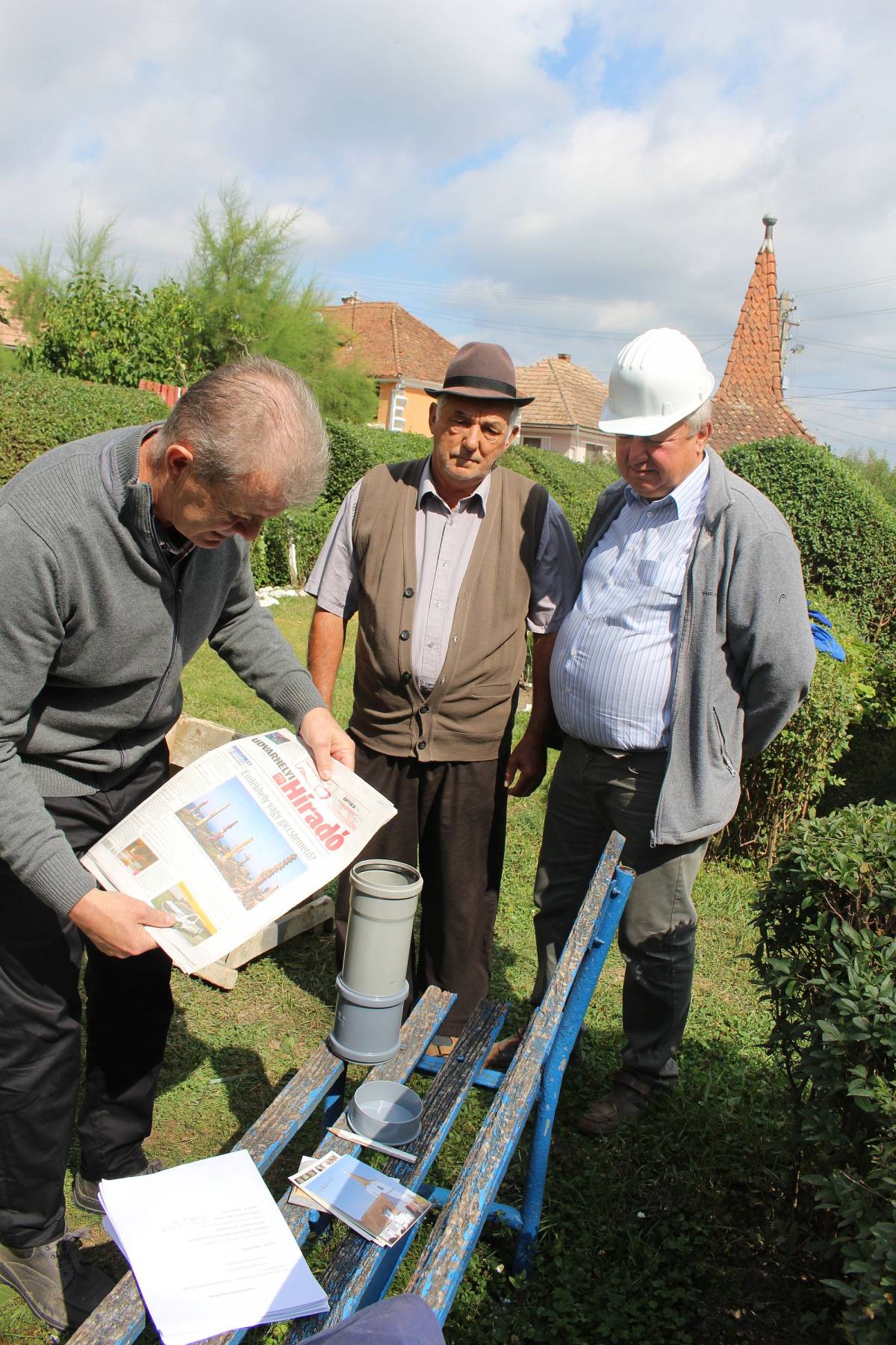 Időkapszulát helyeztek a templomtorony gömbjébe •  Fotó: Oklándi Unitárius Egyház