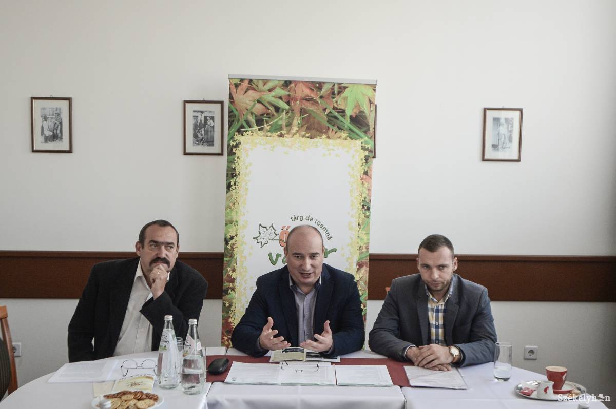 Orosz-Pál Levente főszervező (középen) elmondta, idén tényleg közösségi összefogásként jön létre a rendezvénysorozat •  Fotó: Barabás Ákos