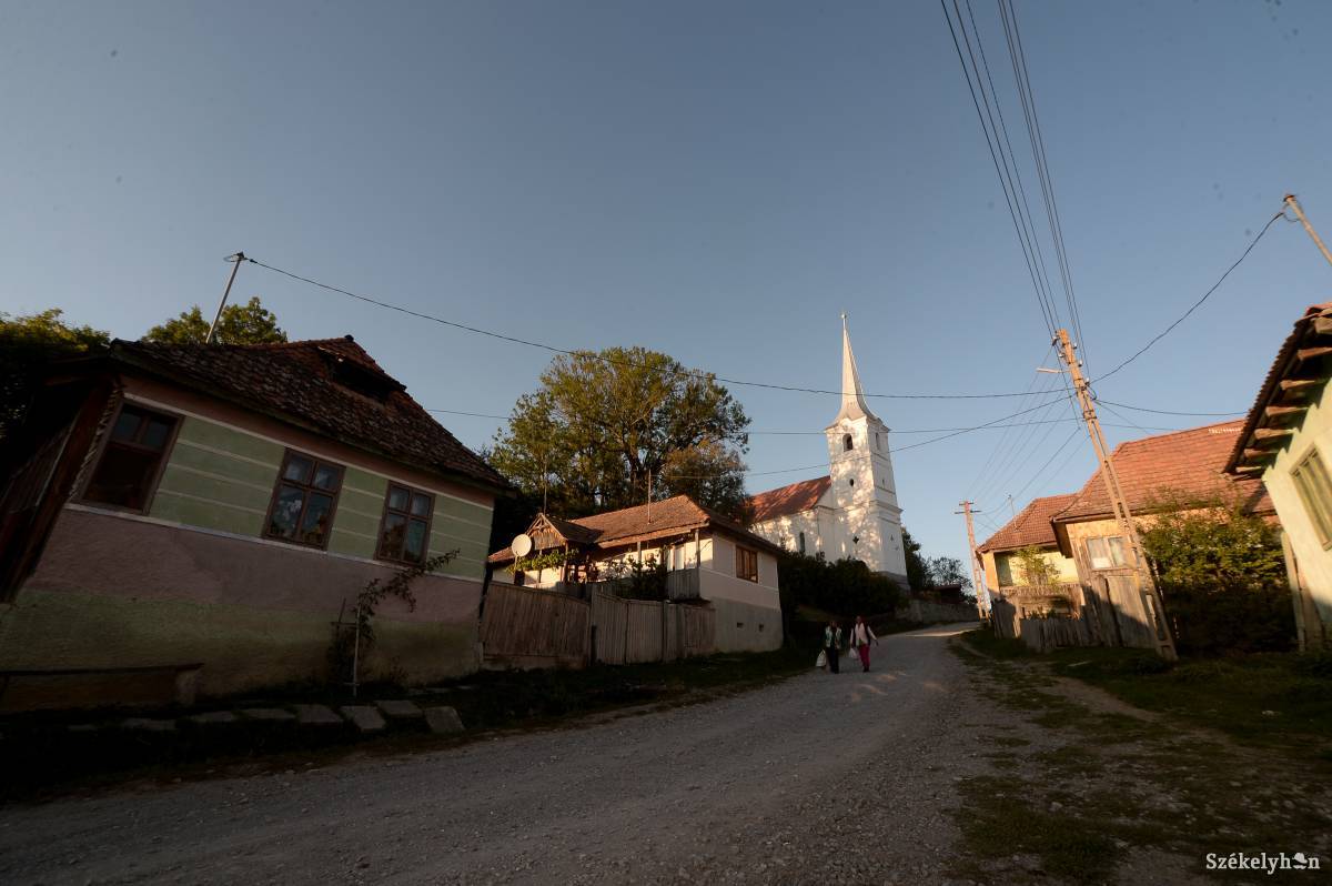 Karbantartásból javítják a peteki utat, amíg sikerül forrást szerezni a leaszfaltozásához •  Fotó: Barabás Ákos