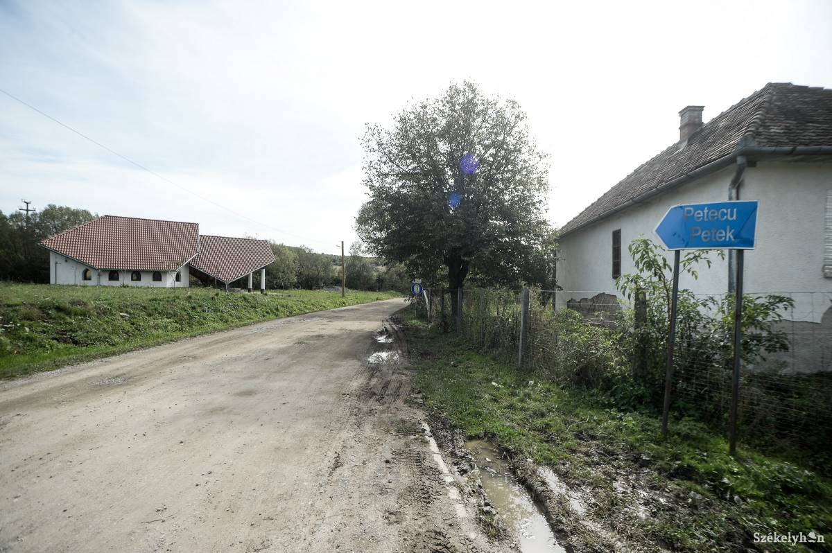 Kátyús útszakasz Petek irányába. Ezen zötykölődnek autóikkal a helyiek •  Fotó: Barabás Ákos