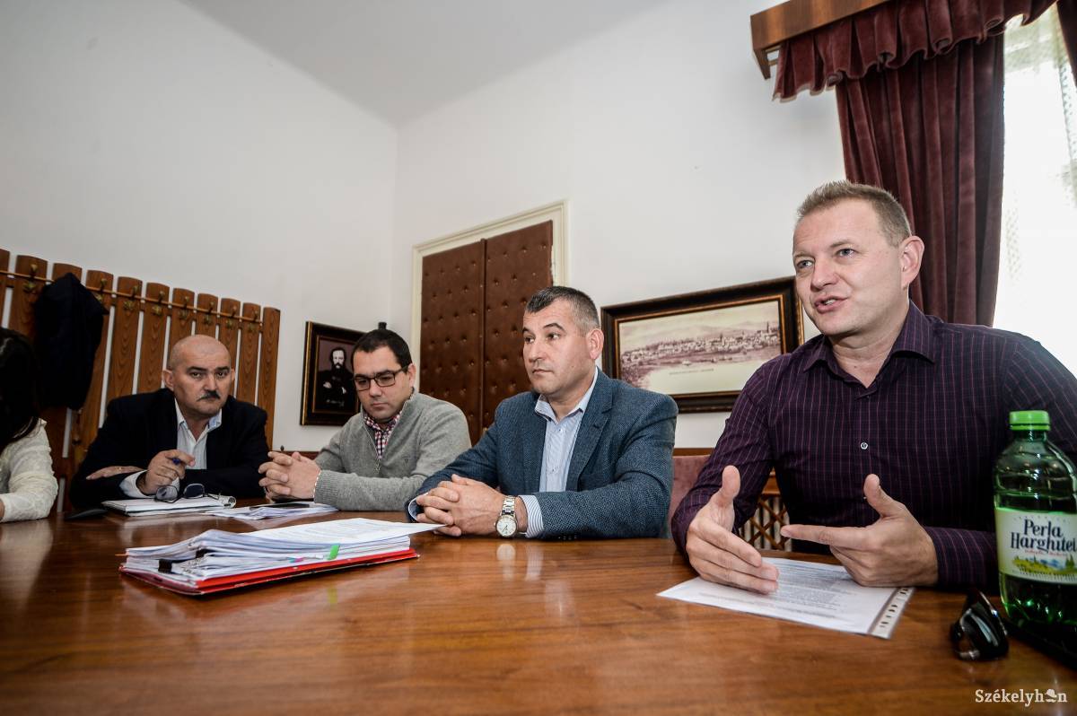 A székelyudvarhelyi városvezetés a perektől sem riad vissza az ügyben •  Fotó: Barabás Ákos