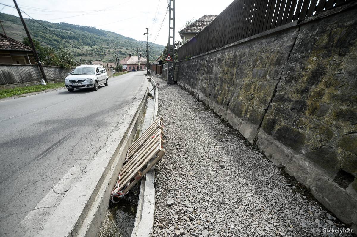 Áll a munka. Kérdés, hogy mikor készülnek el a járdaépítéssel •  Fotó: Barabás Ákos