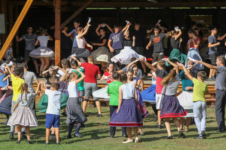 Szükséges a szigorú tábori óvintézkedés – A tanárok méretes iratcsomó összeállítása után vihetik kirándulni a gyerekeket