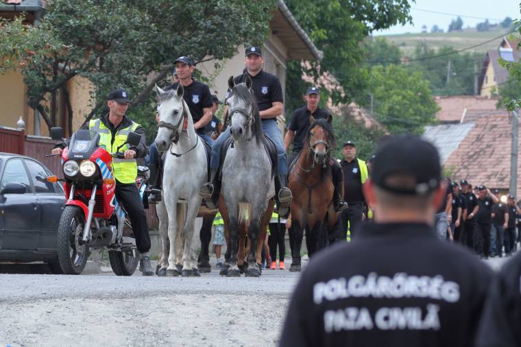 Lovasjárőrök teljesítenek szolgálatot Zetelakán