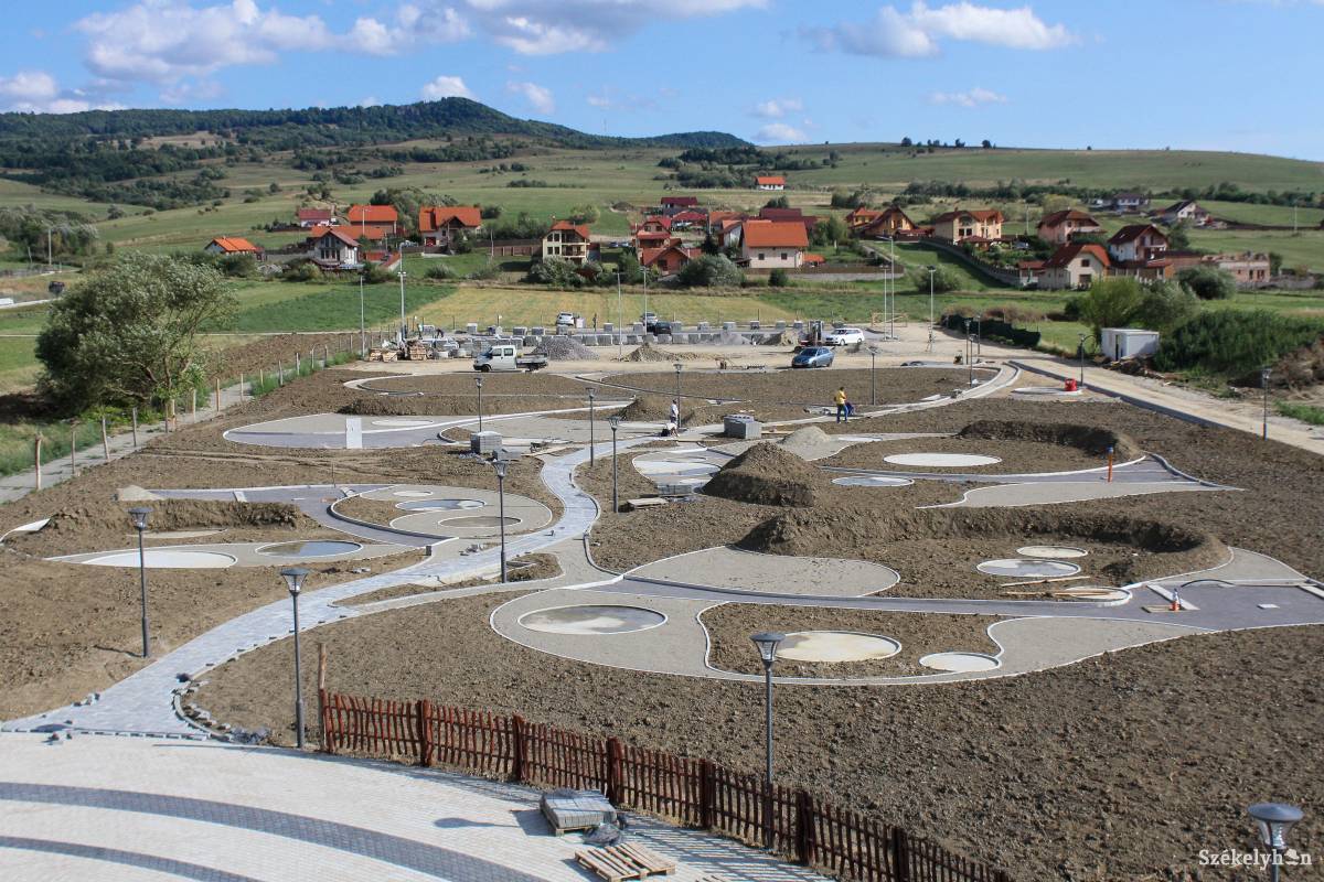 Kibontakozó körvonalak &bullet;  Fotó: Pál Árpád