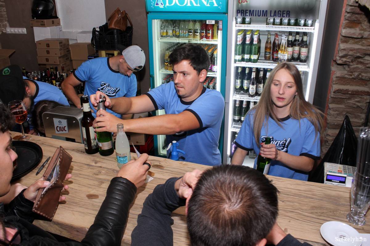 Kiszolgálás a múlt szeptemberi nyitóbulin. Egy kis szünet következik a kocsma életében. Archív • Fotó: Pál Árpád