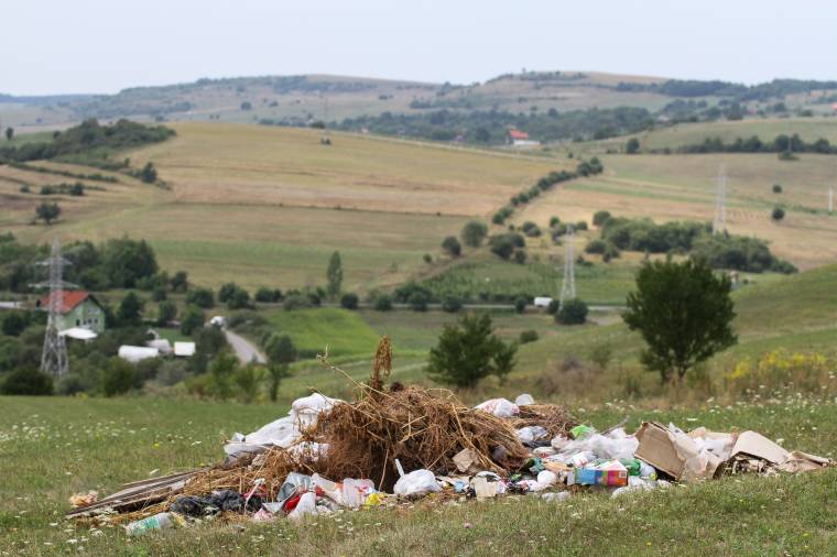 Upsz! Személyes iratok is kerültek a hatalmas szemétkupacba