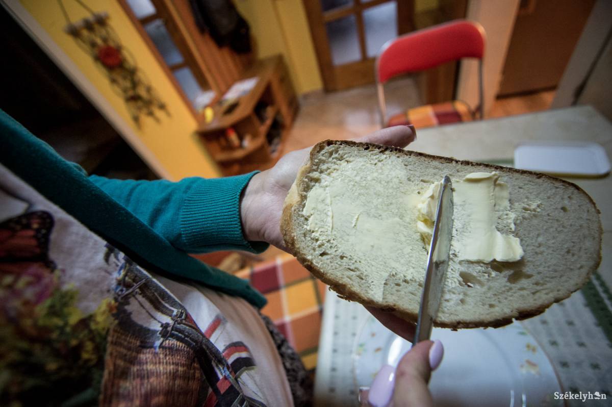 Drága a vaj, drága a kenyér. Enni mégis kell. Illusztráció •  Fotó: Barabás Ákos