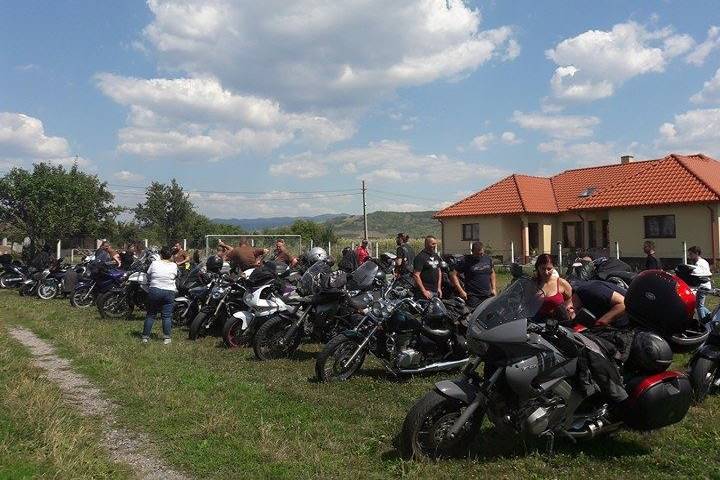 Amikor egy motor hangját hallják, mindig a jótékonykodó látogatóikra gondolnak – mondták a gyerekek múlt szombaton •  Fotó: Pállfy Béla