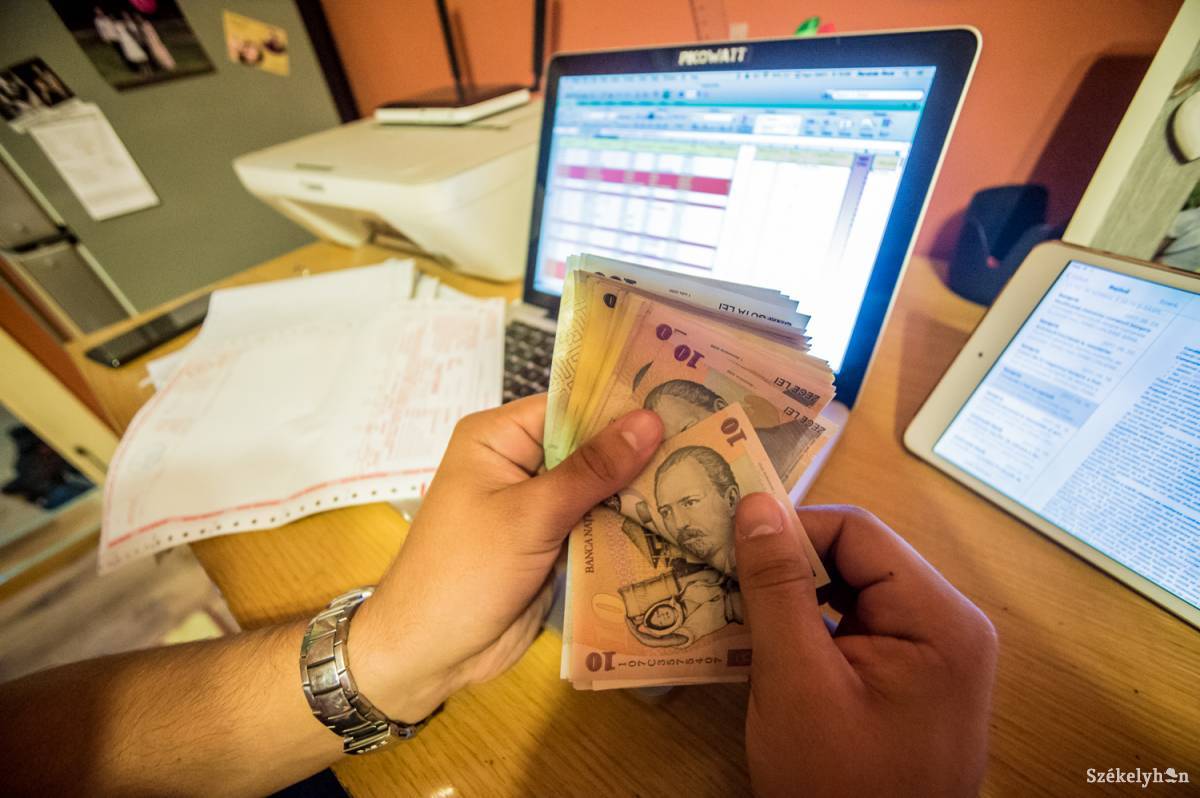 A gazdasági terepviszonyokat jól ismerő, képzett pénzügyi ellenőrök és gazdasági rendőrök ellenőrzik a vállalkozások könyvelését •  Fotó: Barabás Ákos