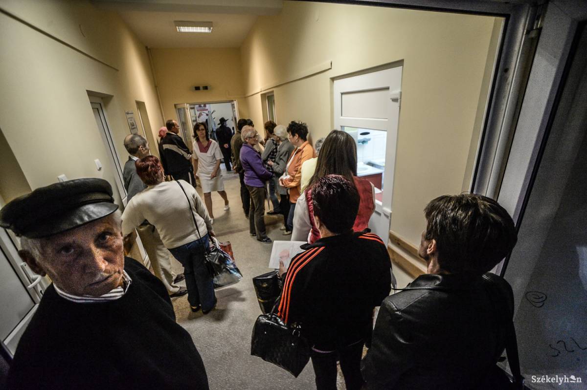 A hosszú várólisták miatt a türelem nélkülözhetetlen egyes szakrendeléseken • Fotó: Barabás Ákos