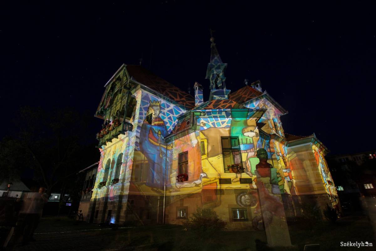 Szentek a street artban. A Képes Krónika ihlette alkotásokat vetítettek ki a múzeum falaira •  Fotó: Pál Árpád