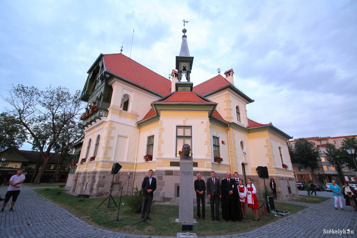 Haáz Rezső mellszoborának megáldásával tisztelgett intézményük névadója előtt a múzeum munkaközössége •  Fotó: Pál Árpád