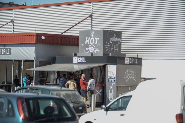 Cáfol a Kaufland: manipuláció volt a miccskérős kisvideó